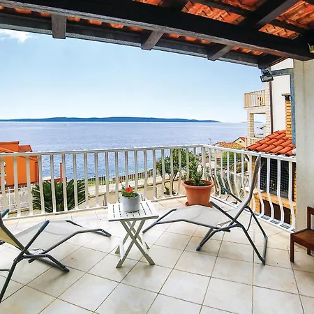 1 Bedroom Amazing Apartment In Okrug Gornji *